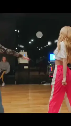 BLACKPINK ensaya Kill This Love baile, Escena eliminada | Netflix #blackpink #lisablackpink #jennieblackpink #jisooblackpink #roses_are_rosie #roseblackpink #blink #parati #greenscreen #lentejas #tiktok #foryoupage #new #parati 