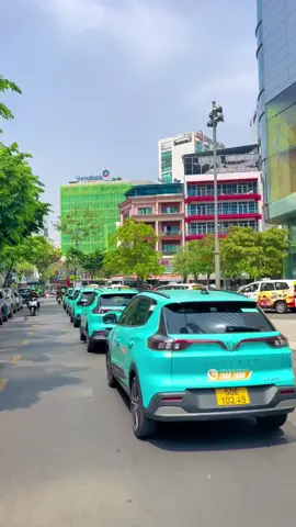 Taxi điện chính thức lăn bánh ở Sài Gòn. #saigon #saigoncityview #xanhsmtaxi #xanhsm #taxixanhsm #vinfast 
