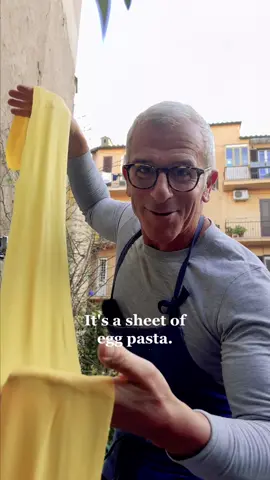 Vogliamo parlare di questo raviolone ripieno di uovo su crema di parmigiano e asparagi?!  La pasta è fatta in casa e tirata con la planetaria Kenwood Titanium Chef Baker XL! Volete provare a farlo anche voi?  Ecco gli INGREDIENTI 👇🏻 500 gr di Farina 0 150 gr Grana padano grattugiato 5 Uova a pasta gialla 250 ml Panna fresca 16 Asparagi selvatici o coltivati Ricotta di pecora Cipollotto Maggiorana Limone Olio e.v.o Sale Pepe #maxmariola #cooking #maxmariolacucinapervoi  #IlMioKenwood #KenwoodItalia #KenwoodCan #adv