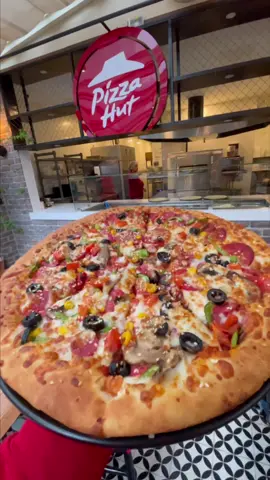 Bol Malzemeli Pizza Sevenler için Pizza Hut’tan SuperBOLL pizza tam da sana göre #PizzaHut #Superboll #işbirliği 
