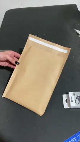 🚀 Nunca mais passe pela frustração de receber itens danificados! No vídeo de hoje, apresentamos o Envelope Correios com Bolha em Papel Kraft e adesivo termo melt 19x25! 🌟 Este envelope oferece proteção extra com sua camada interna de bolhas, ideal para o transporte seguro de objetos frágeis. 🛡️ Com papel kraft resistente e fechamento com adesivo termo melt, suas encomendas chegarão intactas ao destino. 📦 Confira o vídeo 🎥 e descubra como garantir a segurança e confiabilidade das suas encomendas com este incrível produto! 😍 #envelope #proteção #segurança #encomendas #solução #video 