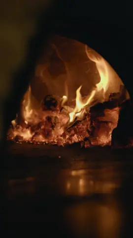 Chi ama la pizza nel forno a legna? 🔥 🪵 #cinematic #cinematicvideo #woodfiredpizza #pizzalovers #colorgrading #cinematicvibes #videomaker #filmmaker