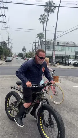 Arnold Schwarzenegger gave me words of encouragement many years ago so today I simply expressed my gratitude to him. #joyofeverything #arnoldschwarzenneger #goldsgym #bodybuilding #tmz #schwarzenegger #arnold #gratitude #terminator #hollywoodlegend #venicebeach