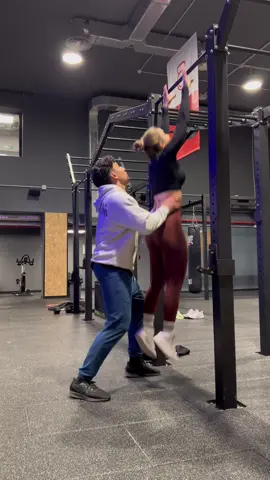 Insta: @mireiafiguerass Le pedí a mi gymcrush que me ayudara y pasó esto… 👀 Outfits from @agongym (código descuento: MIREIA) #Fitness #gym #fyp #fypシ #parati #gimnasio #gymgirl #gymrat #workout #gymcrush #fitcouple #couple #gymcouple #GymTok 
