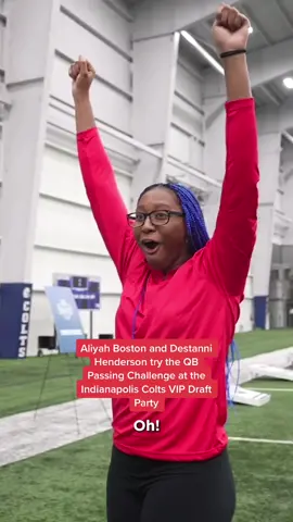 @dh3nny & @aliyah.boston try their hand at being a QB 💪👀 #WNBA #basketball #football #nfl #nfldraft 