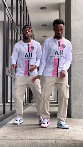 Smoth 🇫🇷 ?  #godtwins #stuttgart #dance  #twinsdancing  #lestwins #franglishchallenge #france🇫🇷 #franglish🔥🔥🎤 #francetiktok🇫🇷 
