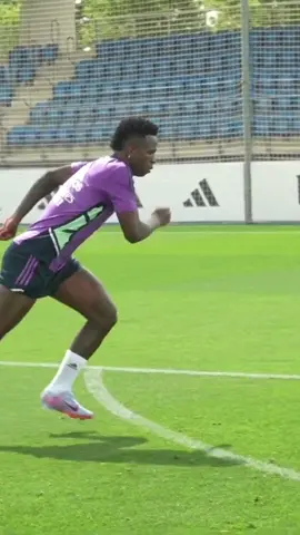Vini Jr no treino de finalização👀⚽️ #vinijr #viniciusjunior #realmadrid 