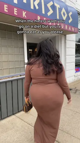 I'm gonna eat cake and have it in the back 🍰- if you don't like it you can always leave 😘 #plussize #bodypositive #recovereded #plussizeedition 
