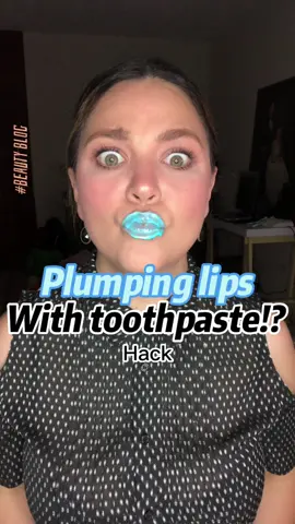 Toothpaste plumping lip hack  Truco de labios rellenadores de pasta de dientes..  INTENTARÍAS ESTO. ??  #lipplumper #makeuphacks #lipfiller #lipplumping #viralmakeup #hack  #mila #tips #trucos 