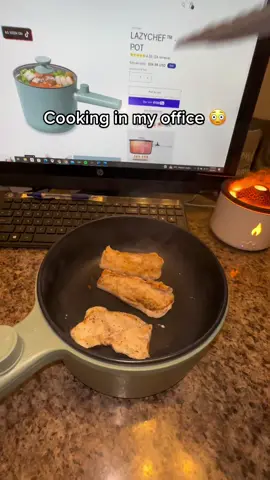 So useful! 🔥😳 #tiktokmademebuyit #lifehacks #officelife #hungryaf #trending 