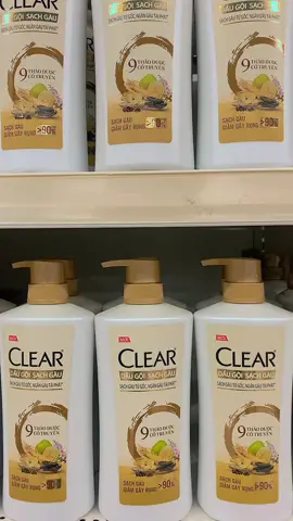 Bác nào là team của dầu gội clear thì đừng bỏ qua ạ Hàng chính hãng từ Nhà Phân Phối  Dầu gội Clear 9 thảo dược cổ truyền THẢO DƯỢC CỔ TRUYỀN, DƯỠNG SINH CHO TÓC - VỪA SẠCH GÀU, VỪA GIẢM GÃY RỤNG 🍂 Bất chấp dòng chảy của công nghệ hiện đại, Y học cổ truyền Việt Nam luôn có chỗ đứng riêng với hàng nghìn bài thuốc quý, chiết xuất từ thảo dược tự nhiên, an toàn, lành tính mà lại đạt hiệu quả dài lâu, giúp cân bằng sinh khí và chữa bệnh từ gốc.  ⚗️ Chắt lọc tinh túy từ ngàn xưa, CLEAR đã đúc kết 9 dược liệu phù hợp nhất, đặc trị cho tóc, kết hợp cùng những nghiên cứu tiên tiến để cho ra đời dầu gội CLEAR 9 THẢO DƯỢC CỔ TRUYỀN ☘️ 🖌️ Giảm gãy rụng > 90%*, với dưỡng chất từ Nhân Sâm, Dâu Tằm, Vỏ Bưởi 🖌️ Sạch gàu từ gốc, ngăn gàu tái phát^, nhờ sự hỗ trợ của Hoa Lan, Tràm Trà, Quả Bách Xù 🖌️ Cho tóc mềm mượt, bồng bềnh và trông dày hơn, cùng Bồ Kết, Cỏ Mực, Hoa Kim Ngân #Clear #Unilever #clearthaoduoccotruyen #clearthaoduoc Clear  