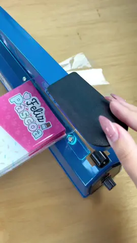 Você já conhece a seladora manual de embalagens? Ela chegou pra te ajudar a finalizar suas embalagens 😍 Disponível em 110v e 220v. Custa R$ 179,90 ✨ A Seladora Manual de Plástico 30cm  um equipamento pensado para selar embalagens de forma prática e rápida, levando em média apenas dois segundos para realizar a selagem e sem deixar a qualidade de lado. #jmembalagens #seladora #seladoramanual #papelaria #brindes #artesanato #festa  #fy 