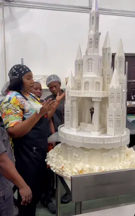 All hands on deck, their pipping skills coming alive 👏👏👏👏 we all have this gifts inborn without even knowing it.  . Making your event a memorable one is our priority 👌 #🇳🇬 #dripplescakes #portharcourttiktoker #portharcourtbakers 