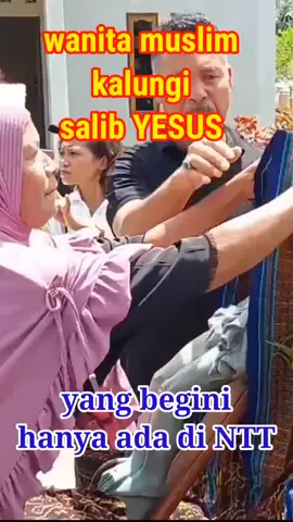 wanita muslim kalungin salib Yesus #muslim #salibyesus#florespride🏝🔥  #gerejakatolik #katolikku_keren #gerejaindonesia #hijab #kristen#katolik#islam #toleransiberagama#viral #fypシ 