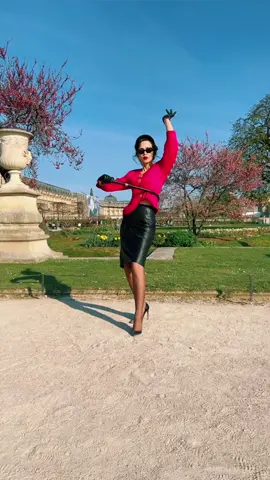 Strike a pose⚡️ #vintagefashion #vintagehat #leatherskirt #nylonstockings #leathergloves 