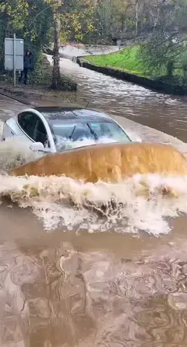 No Problem for… #TESLA 😎 #Fyp #Ruffordford #Notts #DEEPwater #FLOOD #Flooded #Rivercrossing #TESLAmodel3 #Teslapower #crazy #EV #electriccar #waves #splash #fy #fun #entertainment #satisfyingvideo (Youtube: BENGREGERS)