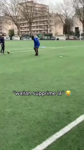 Tag ce pote que tu humilie toujours au foot 😂 #football #foot #pourtoifootball #footfrance #footskills #petitpont 