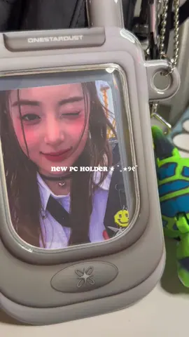 new photocard holder ✨ had to put my girl jennifer in 🫶🏼 @one_stardust #pcholder #kpop #lesserafim #photocard #pcholder #kpopfyp #yunjin #kpopmerch #fyp #gyufilmed 