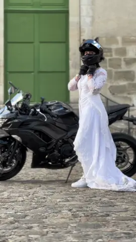 Nous sommes nos choix …#biker #bikergirl #motard #motarde #permismoto #bikelife #motogp #yamaha #moto #kawasaki #motogirl #gsxr #mariee #mariagemotard #mariage #couplemotard #bikerlove 