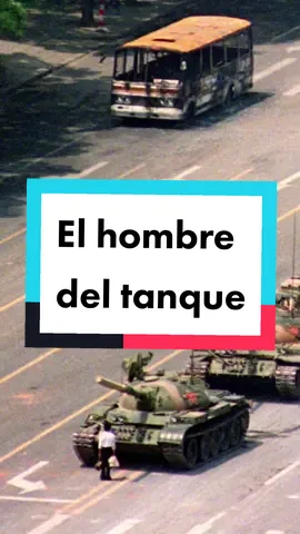 El hombre del tanque (en inglés, Tank Man) o el rebelde desconocido (en inglés, The Unknown Rebel) son los apodos que se atribuyeron a un hombre desconocido que se volvió internacionalmente famoso al ser grabado y fotografiado de pie frente a una columna de tanques Tipo 59 durante las protestas de la plaza de Tiananmén de 1989, en la República Popular China. #history #tankman #viral #military #china #urss #eeuu #mexico #fypシ 