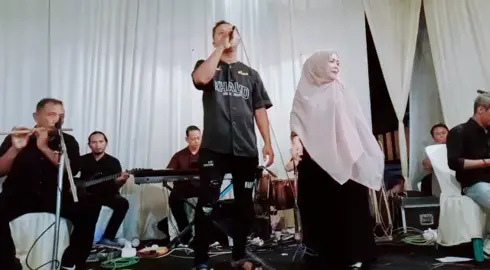 Bukan penyanyi gaees.. sekedar menghibur diri😁