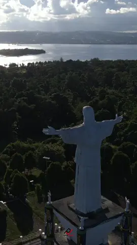 Patung Tuhan Yesus di Pulau Mansinam, Manokwari, Papua Barat merupakan simbol tempat pertama kalinya penyebaran Injil dilakukan di Tanah Papua. 🔹Manokwari 🔹Tanah Papua 🔹Pulau Mansinam 🔹Perjalanan Laki laki Gunung _____ @papua_project  #manokwari #Tanah#papuaproject #papuabarat #dji #mavicair #djiglobal #lakilakigunung #fyp 