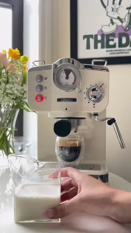 ive always wanted to be a barista but i simply cant wake up before 9am #athomecoffeerecipe #icedvanillalatte #espressomachine #howtouseespressomachine  