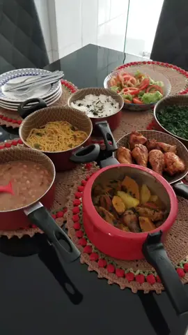 Almoço de domingo #almoçoemfamília #Gastronomia #mesaposta #delicia #receitasnacozinhadamarcia #TikTokMeFezAssistir 