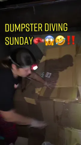 We found a boxing bag dumpster diving in a different area😱🤣🥊 #dumpsterdiver #dumpsterdiving #dumpsterdivers #dumpsterbabe #dumpsterdivefinds #dumpsterdivingfinds #fyp #jackpot 