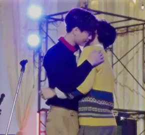 the softest and sweetest hug🥺🤧 #geminifourth #gemini_nt #fourthig #gemininorawit #fourthnattawat #myschoolpresident #msp 