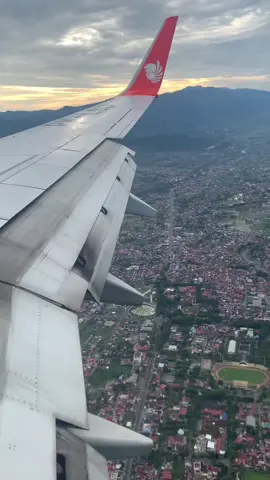 Pemandangan ketika mau landing di Padang  #fypシ #sumbarrancak #sumbar #minangkabau #foryoupage #sumbartiktok #padang #CLEARYourHeadKetombeChallenge #lionair 