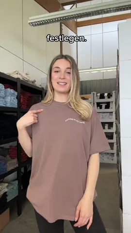 Will nicht zu viel verraten sie hat aber eine Note Abzug bei ihrem Praktikumsbericht bekommen #sportleggings #sporttop #sportoutfit #oversizedtshirt  #praktikum #haarspange #PepsiApplePieChallenge 