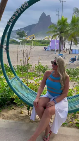 5 QUIOSQUES na ORLA para conhecer no Rio de Janeiro: 1 - QUI QUI RIO - SÃO CONRADO  O QUI QUI RIO , é um quiosque na beira da praia de São Conrado com vista incrível para a Pedra da Gávea e Morro Dois Irmãos.  O Qui Qui Rio já foi eleito o melhor quiosque do Rio pelo Comer & Beber. Com ambiente charmoso e cardápio diversificado,  tem muitas opcoes de entradas, sanduíches, pratos principais e sobremesas.  É uma otima pedida para um almoço, um pós praia ou fim de tarde, que fica lindo no por do sol. 2 - CLÁSSICO BEACH CLUB - IPANEMA  O Clássico Beach Club conta com uma ótima estrutura: além das mesas convencionais no calçadão, há bangalôs com sofás e camas de frente para o mar.  Um balanço faz sucesso e o visual com o Morro Dois Irmãos ao fundo é super instagramável! E a gente AMA, não é mesmo?  É um ótimo lugar para curtir o dia, com excelente música e gastronomia. Excelente tanto para quem quer curtir a praia, como para os que vão só para curtir a vista, ver o mar, beber e comer bem. Uma ótima pedida também é curtir o lugar na hora do por do sol! Programinha delícia com super visual! 3 - CHAMEGO RIO - PRAIA DO PEPÊ O Chamego Rio tem como principal conceito a INCLUSÃO. O quiosque tá lindo, o espaço super charmoso e aconchegante, com vários detalhes encantadores. É uma ótima opção para curtir o dia, com excelente localização e gastronomia.  4 - TATUÍ PRAIA - PRAIA DO LEME O quiosque Tatuí Praia é o primeiro ali no calçadão, mais proximo da Mueta. O ambiente é super charmoso e descontraido, com almoco executivo de seg a sexta. O quiosque também oferece café da manhã. Ahhh e tem um balancinho tambem, que a gente ADORA, né? 5 - TROPIK - PRAIA DE COPACABANA  O Tropik é o beach club do Fairmont Rio, um hotel que fica localizado no posto 6, bem pertinho do Forte de Copacabana. O lugar oferece uma culinária mediterranea em um ambiente elegante e descontraído. Nos fins de semana rola DJ e uma programação musical diferente. O Tropik funciona todos os dias de 08:00 h às 00:00h. #riodejaneiro #oquefazernorio #orlario #021 #rj #visitrio #carioca #vemprorio #praia #dicasrj #turismorj #dicasdeviagem