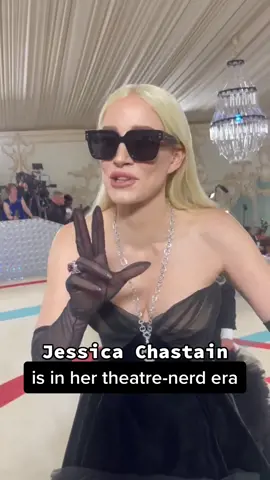 And we LOVE IT 🫶🤗 #JessicaChastain is in her theatre-nerd era while at the #MetGala 🖤