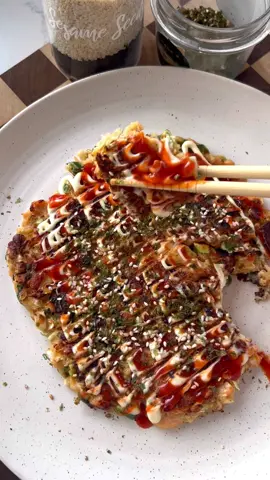 SALMON OKONOMIYAKI PANCAKE 🔥 with kewpie, sriracha & furikake. #Recipe #japanese 