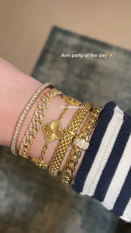 Arm party of the day 😍 #jewelrytiktok #jewelryoftheday #JewelryCollection #jewelrycollector #vancleefandarpels #vancleefarpels #vancleefarpels #vancleefbracelet #vancleefalhambra #vcabracelet #damselincartier #vancleefguilloche #fopeflexit #fopeflexitbracelet #flexiblebracelet #flexiblediamondbangle #diamondtennis  