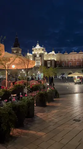 Krakow by night 💙🎷🎶🌙 #krakow #kraków #cracow #rynekglówny #rynekglowny #mainsquare #krakowlove #krakowmadebymagic #staremiastokrakow  #oldtownkrakow #oldtownkraków #krakowplaces #krakowcityguide #polska #poland #krakowbynight #travelstory 