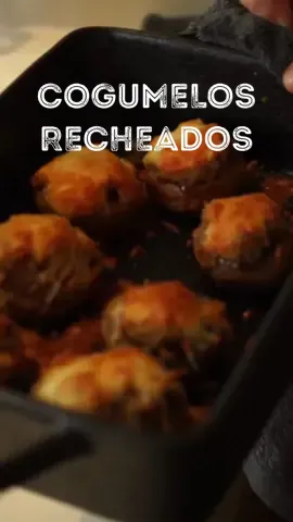 Surpreender os  amigos com uma receita deliciosa de cogumelos recheados com alheira e mozzarella nunca foi tão fácil! A combinação dos ingredientes frescos e de qualidade superior torna esta receita perfeita para uma ocasião especial ou para um jantar aconchegante em família. E o melhor de tudo é que, com o @Mercadão, temos estes e outros ingredientes sempre à mão e sem sair de casa. Os cogumelos recheados apresentam um sabor único que certamente irá agradar a todos, com a cremosidade da mozzarella derretida e o toque especial da alheira. Quem vai fazer esta delícia já no próximo jantar? 😏 O que vais precisar: 👀 1 alheira 7 cogumelos médios 150g de mozzarella ralada Sal Azeite Pimenta preta 1 dente de alho #qchef #ochefemetuacasa #mercadaonacozinha #mercadao