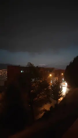 Noche bajo la lluvia🥶 . . . #paisajesbolivia🇧🇴🌱 #cielonocturno🌌 #illimani_lapaz_bolivia #combinaciondecolores 