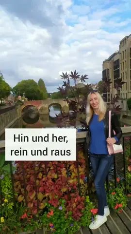 Что означают все эти hin, her, rein und raus? 🤓 Эта тема, как правило, изучается на уровне В1. 👋Всем привет! Я - Марина, преподаватель немецкого, который помогает взрослым заговорить на немецком и получать удовольствие от общения на разные темы. Объясняю сложное простым и понятным языком. ⬆️Ich gehe die Treppe rauf / hoch. - Я поднимаюсь по лестнице.  ⬇️Ich gehe die Treppe (he)runter / hinunter. - Я спускаюсь по лестнице. ⬅️🏡Ich gehe raus. - Я выхожу (на улицу). 🏡Ich bin draußen. - Я снаружи (на улице). ➡️🏡Ich gehe rein. - Я вхожу (в помещение).  💠Ich bin drinnen. - Я внутри (в помещении). А теперь давайте разбираться, откуда взялись все эти her-, hin- и когда их употреблять. 🤓 Сюда по-немецки будет her, туда – hin. Слова hin и her уточняют направление действия.  Например:  🔹Geh hinunter! – Иди туда-вниз! 🔹Komm herunter! – Иди сюда-вниз! 🔹Geh hinauf! – Иди туда-вверх! 🔹Komm herauf! – Иди сюда-вверх! 🔹Geh hinaus! – Выйди отсюда (туда-из)! 🔹Komm heraus! – Выходи сюда (сюда-из)! 🔹Geh hinein! – Войди туда (туда-внутрь)! 🔹Komm herein! – Заходи сюда (сюда-внутрь)! ❗То есть, у нас есть в данном случае есть минимум 2 человека и 1 из них движется либо по направлению к другому, либо от него.  Кроме того, движение вверх-вниз может быть выражено и в сочетании с предлогом ab (от), например, если речь идет о склоне горы и о спуске-подъеме: Er geht ins Tal hinab. – Он спускается в долину. Sie geht ins Tal herab. – Она спускается в долину (к нему – он при этом уже в долине). ❗Но в разговорной речи эти наречия часто сокращают.  Все они (кроме herab) могут быть в сокращенном варианте. Тогда уже неважно, куда направлено действие: hinein, herein = rein; hinauf, herauf = rauf; hinüber, herüber = rüber; heran = ran; herum = rum. ❗Если было полезно, поставьте смайлики в комментариях 😍🔥🔥🔥 #deutschmitmarina #deutschlernen #deutschonlinelernen #hinundher #reinundraus #draußenunddrinnen #deutschegrammatik #преподавательнемецкого #учительнемецкогоязыка #репетиторпонемецкому #немецкийдлявзрослых #вчительнімецької #немецкийлегко #немецкийонлайн #курсынемецкого #курсинімецької  #учитьнемецкий #учитьнемецкийонлайн