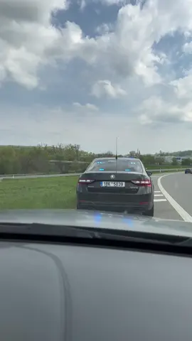 Spěchám do Budapešti, výjimečně jsem překročil rychlost a hned na mě došlo 🙈😄 Omlouvám se a jezděte pomalu! #andrejbabis #policie 