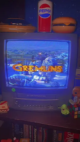 Another amazing spielberg movie. I love gizmo📼  #80s #gremlins #stevenspielberg #1980s #clowniefilms 