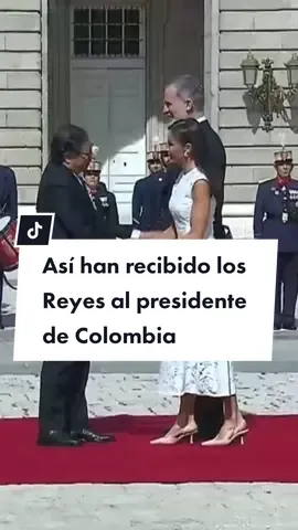 Los reyes de España, Felipe VI y Letizia, brindaron este miércoles la bienvenida oficial al presidente de Colombia, Gustavo Petro, en el Palacio Real de Madrid, con motivo de su primera visita de Estado a España después de que asumiera el poder el pasado mes de agosto. Doña Letizia ha elegido un vestido blanco de tan sólo 30 euros, firmado por Sfera. 🎥EFE #casarealespañola #felipevi #letizia #colombia #gustavopetro 