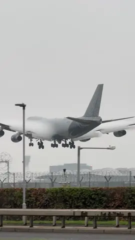 Awesome Wings Condensation Boeing747-400F😍✈️🔥 . . . #aviation #boeing #boeing747 #boeinglovers #aviationlovers #aviationtiktok #aviationgeeks #avgeeks #airplane #airplanespotting #planespotter #spotter #planelovers #fyp #airport 