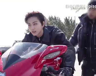i fainted after i saw him on a motorcycle with exposed forehead and leather jacket … jungwon is so attractive 😫#jungwon #enhypen 