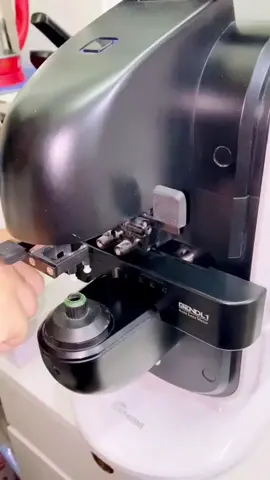 ¿Conoces el frontofocómetro? 😎👓 Esta máquina es esencial para medir la graduación de los lentes de tus anteojos y asegurarte de que estén perfectamente ajustados a tu vista. En este video te mostramos cómo se usa. ¡Descubre todos los detalles! #frontofocometro #anteojos  #saludvisual #optica 