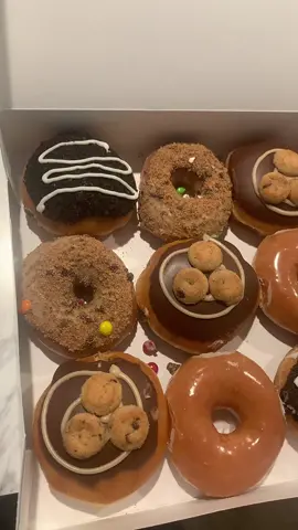 🤤🤤🤤🤤 so good ! #krispykreme #krispykremedonuts #cookiedonuts 