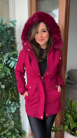 Jaqueta Parka em Lā Batida Premium ✨ disponível P M G GG  toda peluciada e com ajuste 💖 touca que pode ser removível  já vem pro site pedir a sua ! www.mmmariah.com.br  . parcele sua compra em até 4x sem juros no cartão ou pelo pix parcelado  . enviamos para todo Brasil e com opção de motoboy para toda SP que você recebe no mesmo dia 💖 *consulte a disponibilidade conforme sua regiões em site  . quer nos conhecer?  estamos na zona sul de SP em dois endereços  . Rua Doutor Djalma Pinheiro Franco, 104 - Vl Sta Catarina/Jabaquara  9 as 20hrs seg a sab e 9 as 15hrs domingo  . Rua Professor Oscar Barreto Filho, 89 - Grajaú/ Pq América 9 as 20hrs seg a sab e 9 as 14:45hrs aos domingos ✨ #mmmariah #mariah #look #modafeminina #lojanograjau #lojanojabaquara #jabaquara #vilamascote #moda #jaqueta #jaquetaparka #parka #parkafeminina #jaquetadefrio #trend #trending #trendy #trendingvideo #frio #friosp #outfitoftheday 