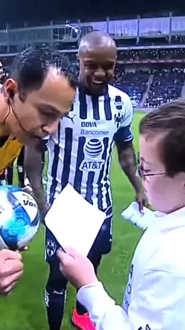 cómo olvidar cuando un Árbitro fue querido por todos y ayudo al niño a decir su discurso . #ligamx #ligabbvamx #que #niñoque #arbitro #futbol #futbol⚽️ 