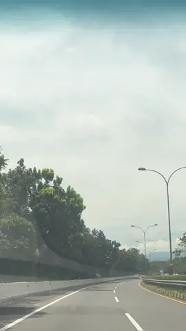 #ontheroad #videoperjalanan #jalanjalantraveling #roadtrip #view #makassar #sinematik #aesthetic #nature #roadtripmobil #sunsetdrive #sundayfunday #mentahandijalan 